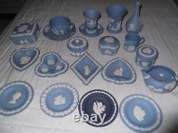 Lot d'emplois en céramique bleue Wedgewood Jasperware de 24 articles.