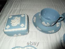 Lot d'emplois en céramique bleue Wedgewood Jasperware de 24 articles.