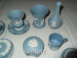 Lot d'emplois en céramique bleue Wedgewood Jasperware de 24 articles.