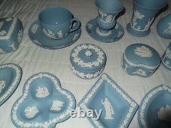 Lot d'emplois en céramique bleue Wedgewood Jasperware de 24 articles.