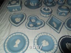 Lot d'emplois en céramique bleue Wedgewood Jasperware de 24 articles.