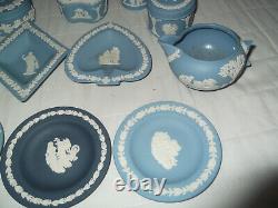 Lot d'emplois en céramique bleue Wedgewood Jasperware de 24 articles.