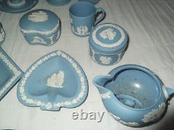 Lot d'emplois en céramique bleue Wedgewood Jasperware de 24 articles.