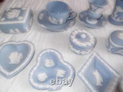 Lot d'emplois en céramique bleue Wedgewood Jasperware de 24 articles.