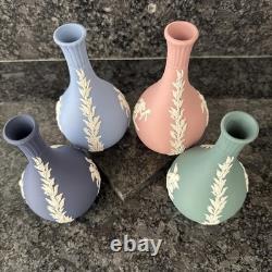 Lot de 4 vases soliflores Wedgwood Jasperware rose, bleu canard, bleu et bleu marine – très bon état