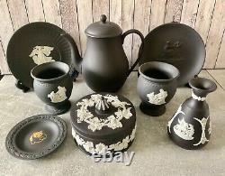 Lot de 8 pièces de collection en jaspe Wedgwood blanc sur noir Jasperware