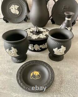 Lot de 8 pièces de collection en jaspe Wedgwood blanc sur noir Jasperware