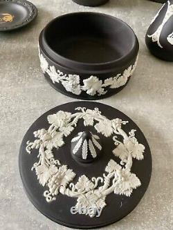 Lot de 8 pièces de collection en jaspe Wedgwood blanc sur noir Jasperware