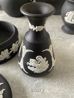 Lot de 8 pièces de collection en jaspe Wedgwood blanc sur noir Jasperware