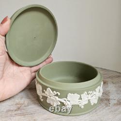 Lot de diverses pièces en jaspe Wedgwood de couleur vert primevère et bleu