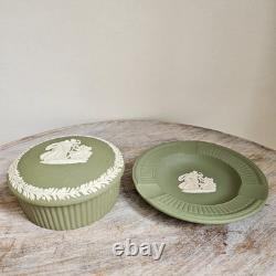 Lot de diverses pièces en jaspe Wedgwood de couleur vert primevère et bleu