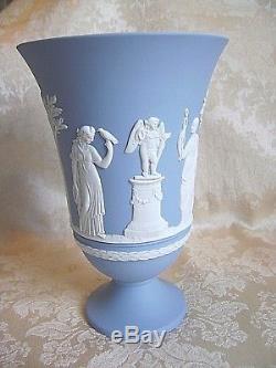 Lovely Large Pair Of Wedgwood Blanc Sur Bleu Jasper Ware 7 1/2 Piédestal Vases