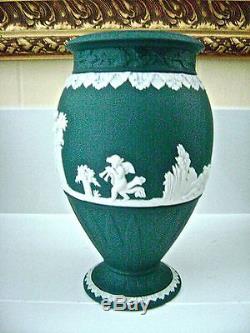 Lovely Wedgwood Épinette Vert Jasper Ware 7 3/4 Piédestal Vase Mint