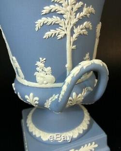 Magnifique Wedgwood Bleu Jasperware Céramique Urn / Vase Campagna Mythological 12h