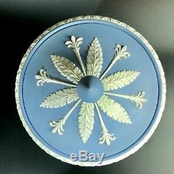 Magnifique Wedgwood Bleu Jasperware Céramique Urn / Vase Campagna Mythological 12h