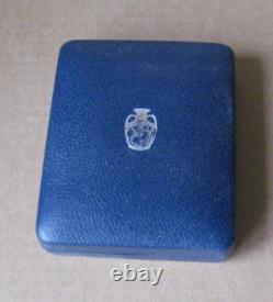 Médaillon Doomsday en Jasperware bleu Wedgwood Édition limitée