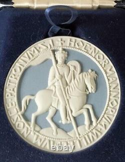 Médaillon en jaspe bleu Wedgwood pour le 900ème anniversaire du Domesday Book dans son coffret scellé.