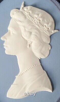 Médaillon portrait de la Reine Elizabeth II en jaspe tricolore de Wedgwood