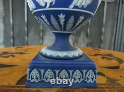 Miniature Wedgwood Bleu Jasperware Heures De Danse Bacchus Têtes Urn Vase C. 1880