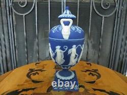 Miniature Wedgwood Bleu Jasperware Heures De Danse Bacchus Têtes Urn Vase C. 1880