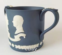 Mug d'amour en jaspe Portland bleu Wedgwood avec boîte de mariage royale en or.