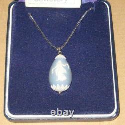 PENDENTIF COLLIER EN JASPERWARE BLEU WEDGWOOD ET ARGENT HEURES DANSANTES EN FORME D'OEUF GOUTTE D'EAU