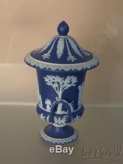 Pair Antique Wedgwood Dip Bleu Foncé Jasperware 7 1/2 Campana Urnes Couvertes