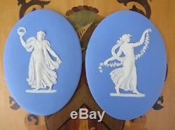 Pair Wedgwood Blue Jasper Ware Heures De Danse Grandes Plaques De Camées Ovales (vers 1800)