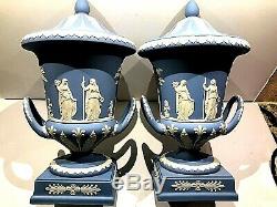 Paire (2) Wedgwood Bleu Jasperware 11,75 Urne Sacrifice Vase Figures Nouveau