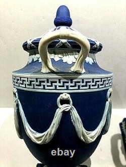 Paire C. 1910 Wedgwood Cobalt Blue Jasperware Urns #174 Hope Of The Anchor