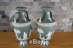 Paire Correspondant Wedgwood Vert Jasperware 9 1/2 Grand Trophée Vases C Muses. 1900