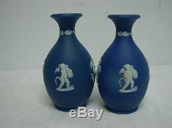 Paire D'ancien Wedgwood Angleterre Bleu Foncé Jasperware 5 Vases Bud Avec Cherubs