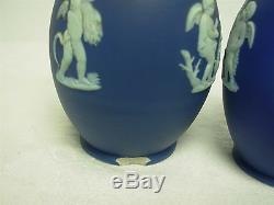Paire D'ancien Wedgwood Angleterre Bleu Foncé Jasperware 5 Vases Bud Avec Cherubs