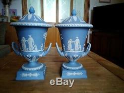 Paire D'urnes Wedgwood Jasperware Bleu Clair Avec Boîtes, Bonnes À Bonnes Cond X
