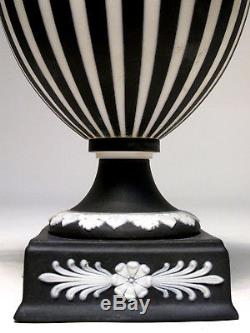 Paire D'urnes Wedgwood Noir Et Blanc Jasperware