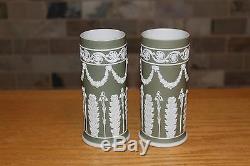 Paire De Antique Wedgwood Sage Vert Jasper Ware Acanthe Spill Vases (c. 1900)