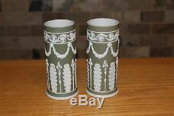 Paire De Antique Wedgwood Sage Vert Jasper Ware Acanthe Spill Vases (c. 1900)