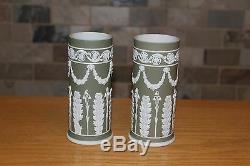 Paire De Antique Wedgwood Sage Vert Jasper Ware Acanthe Spill Vases (c. 1900)