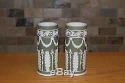 Paire De Antique Wedgwood Sage Vert Jasper Ware Acanthe Spill Vases (c. 1900)