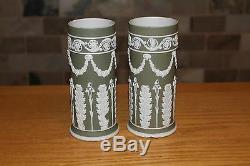 Paire De Antique Wedgwood Sage Vert Jasper Ware Acanthe Spill Vases (c. 1900)