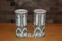 Paire De Antique Wedgwood Sage Vert Jasper Ware Acanthe Spill Vases (c. 1900)