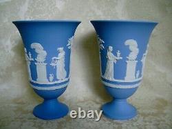 Paire De Grands Wedgwood Blue Jasper Ware 7 1/2 Vases Piédestal