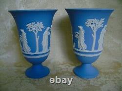 Paire De Grands Wedgwood Blue Jasper Ware 7 1/2 Vases Piédestal