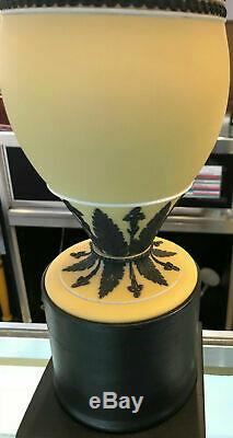 Paire De Lampes Rare Wedgwood Jasperware Jaune Buff Noir 1930 28 Grandes Impressionnant