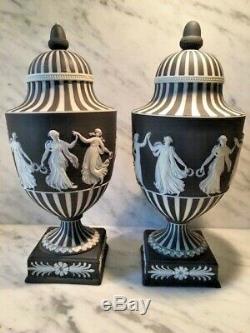 Paire Wedgwood Dancing Hours Jasperware Urns Pré-1891 Crème Sur Noir
