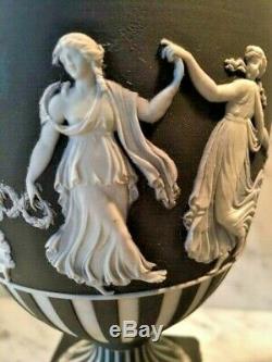 Paire Wedgwood Heures De Danse Jasperware Urnes Pre-1891 Crème Sur Noir