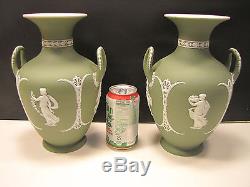 Paire Wedgwood Sage Green Dip Jasper Ware # 1533 Forme Vase C. 1900