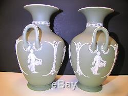 Paire Wedgwood Sage Green Dip Jasper Ware # 1533 Forme Vase C. 1900