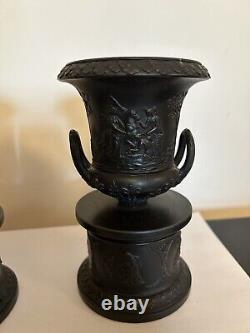 Paire d'urnes sur piédestal en basalte Wedgwood Paire de Jasperware du 19ème siècle