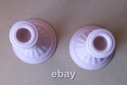 Paire de chandeliers hauts Wedgwood en jaspe rose DANCING HOURS